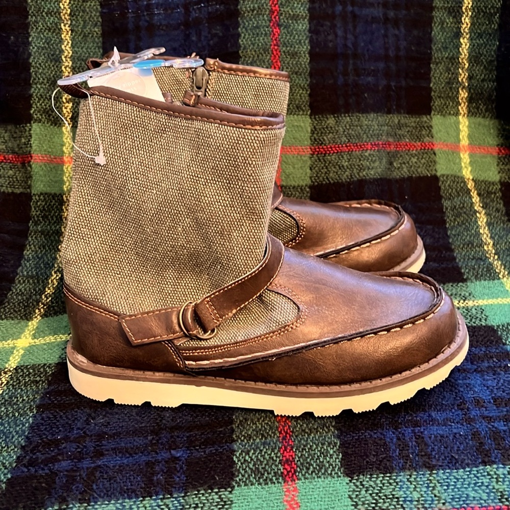 NWT Carter’s Gavin boot zip size 3